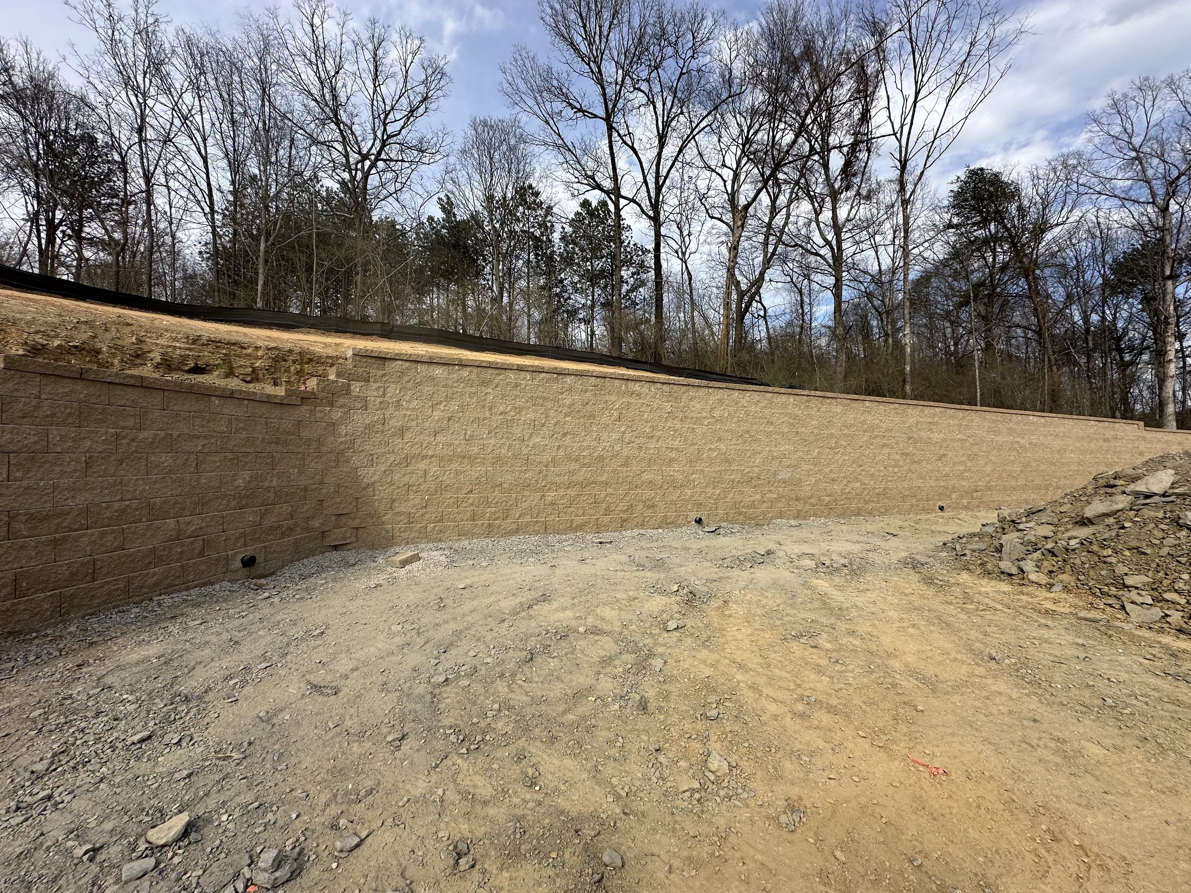 Long segmental retaining wall along a graded commercial site